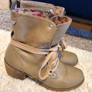 Roxy booties super cute size 6.5